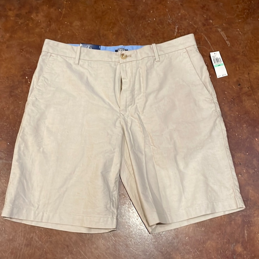Men’s khaki shorts